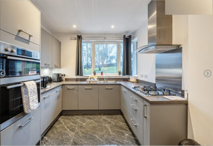 House - Sleeps 6 & Free Parking