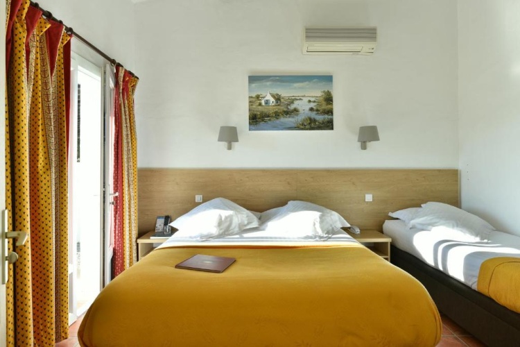 Standard Triple room with garden view