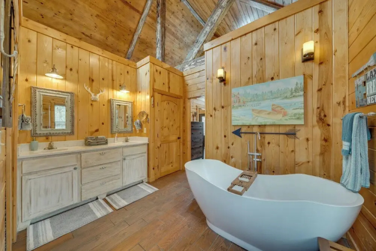Hot Tub + Fire Pit: Broken Bow 'honeymoon Cabin'