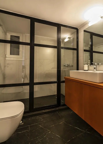 Elegant, spacious & minimalist aptm w/balcony