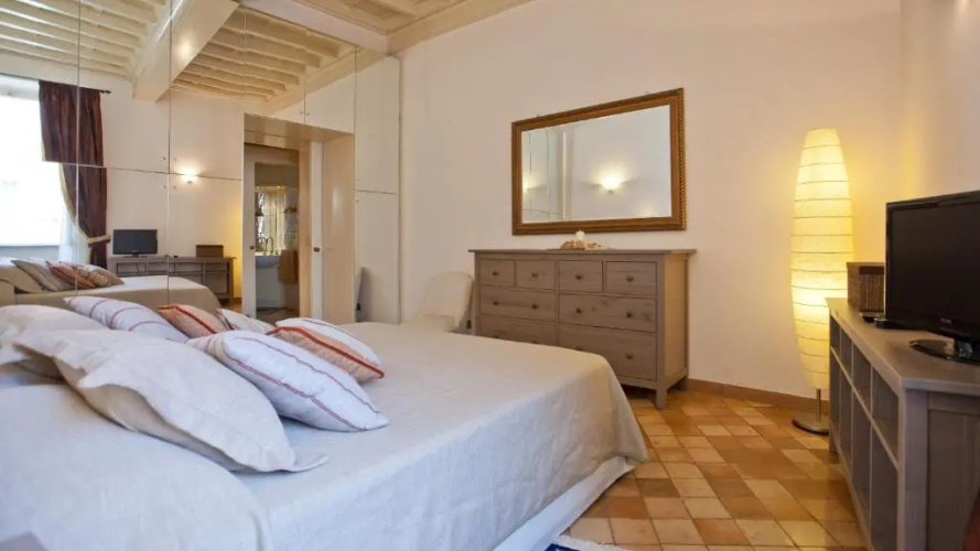 Rental in Rome Crociferi 1