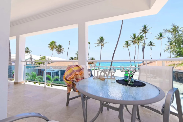 Fantastic beachfront 2 bedroom apartment