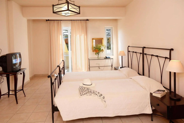 Lambrinos Suites
