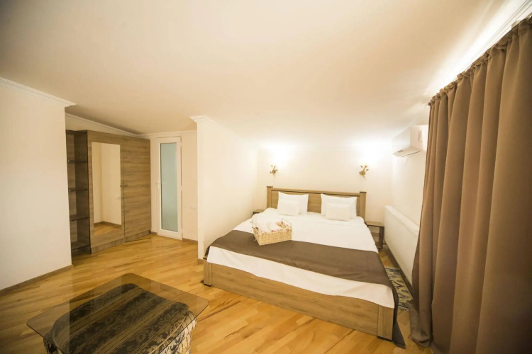 Log Inn Boutique Hotel