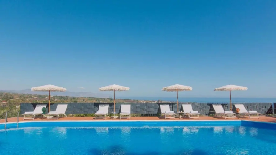 6 Bedrooms Villa