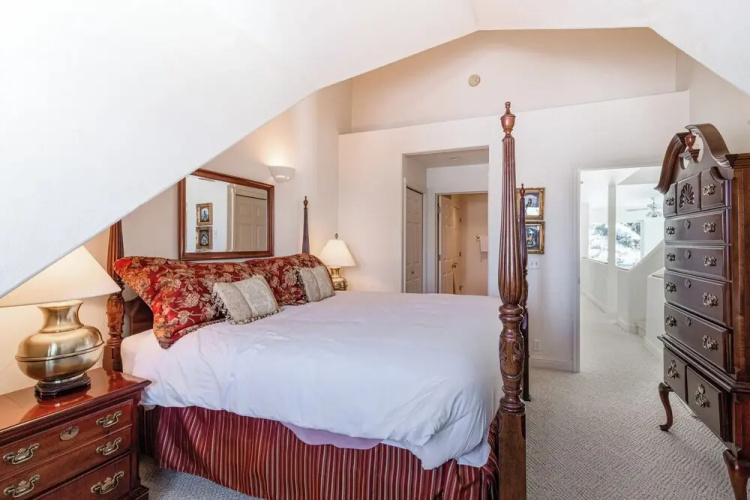 3BR Townhome w/ Mountain View & Balcony