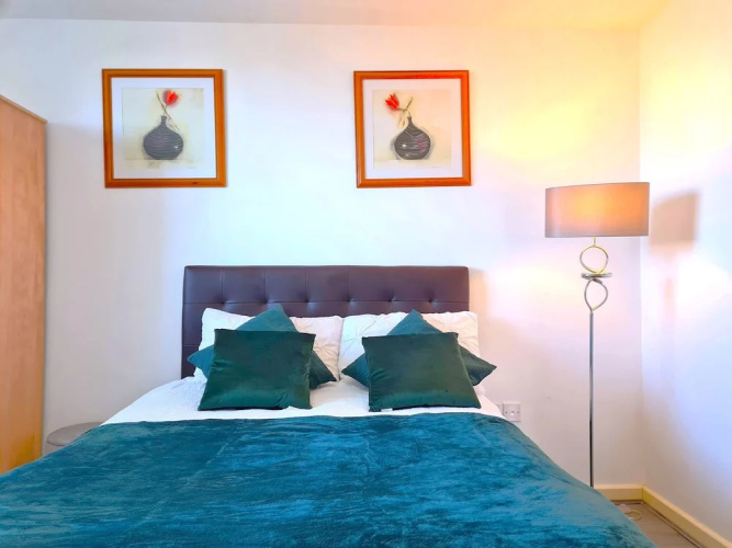 2 bedroom Central Flat with Parking