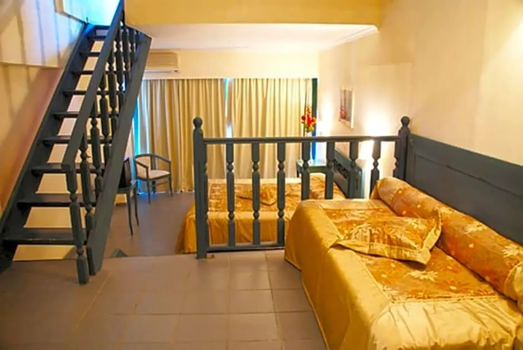 2 Bedrooms Standard Family room with garden view