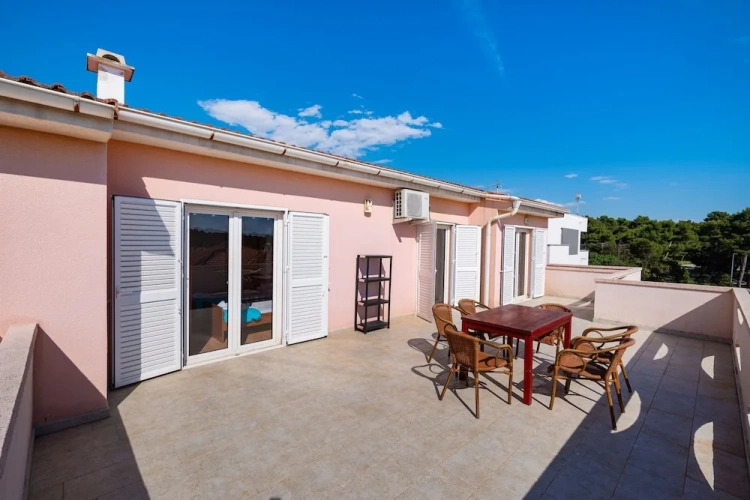 2 Bedrooms Apartment with balcony and with garden view