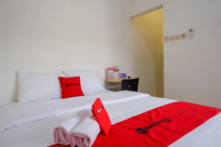 RedDoorz near Alun Alun Kudus 2