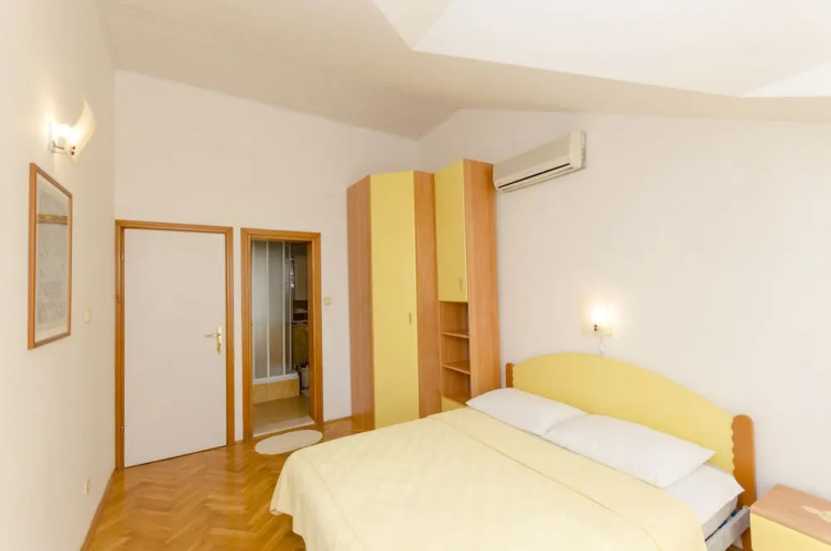 Apartment and Rooms Mate