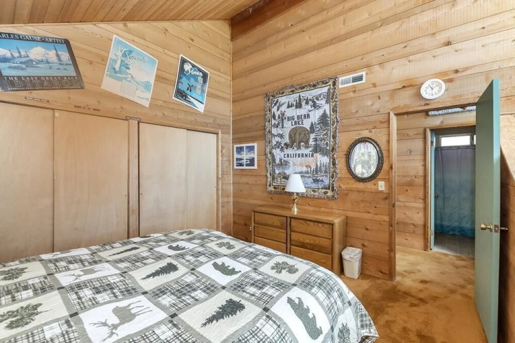 012 - Lakefront Chalet