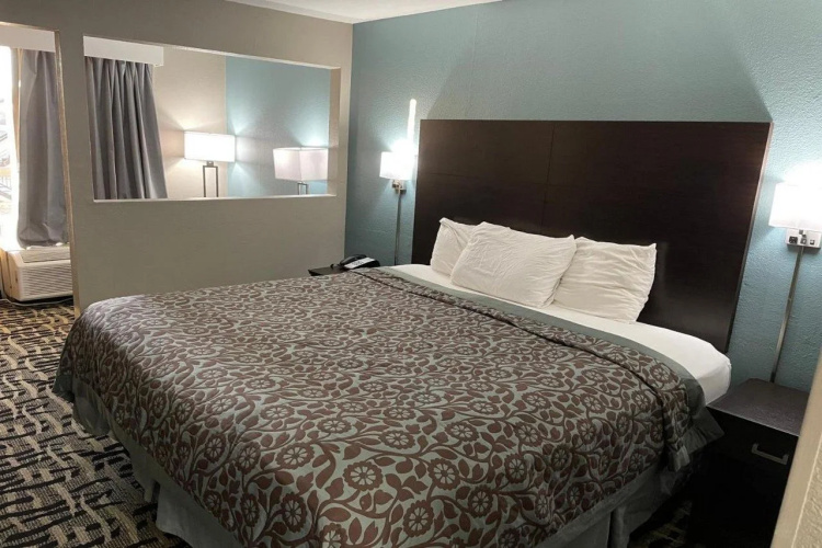 Days Inn & Suites by Wyndham Collierville Germantown Area