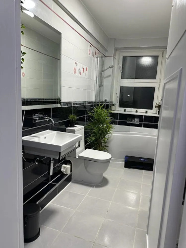 1 Bed Flat - Sleeps 2 - Jacuzzi - Parking - Wifi