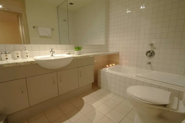 Executive Elwood Apartment