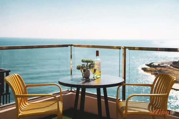 Gorgeous Seaviews From a Stunning Studio
