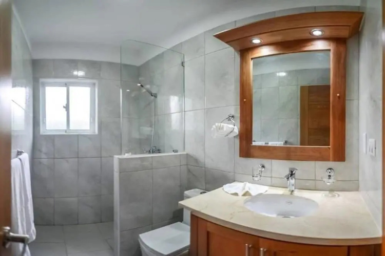 Professionally Decorated Open Concept Villa