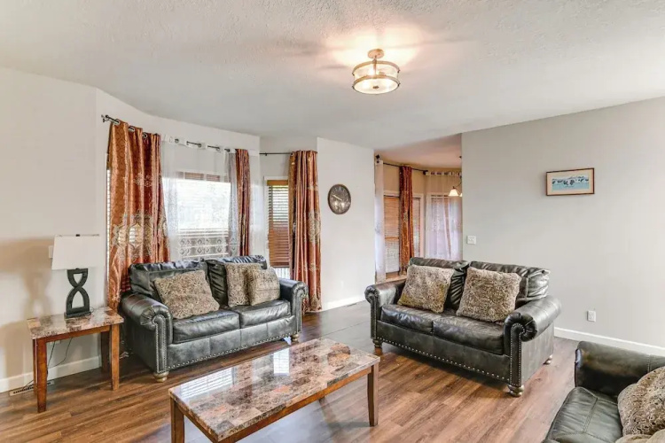 Des Moines Suburb Stay w/ Spacious Layout & Deck!