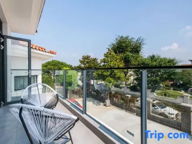 Qinyuan Lake View Pool Villa