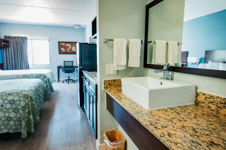 HomeTowne Studios by Red Roof San Antonio - Seaworld/Northwest