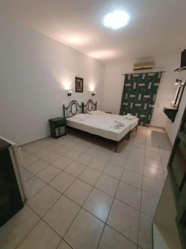 Pavlos Maria Studios Double blue room w 2 beds