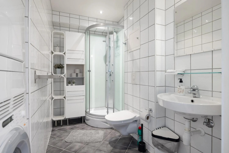 Central top floor apartment