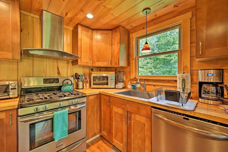 Private Chester Home w/ Deck, Mins to Skiing!