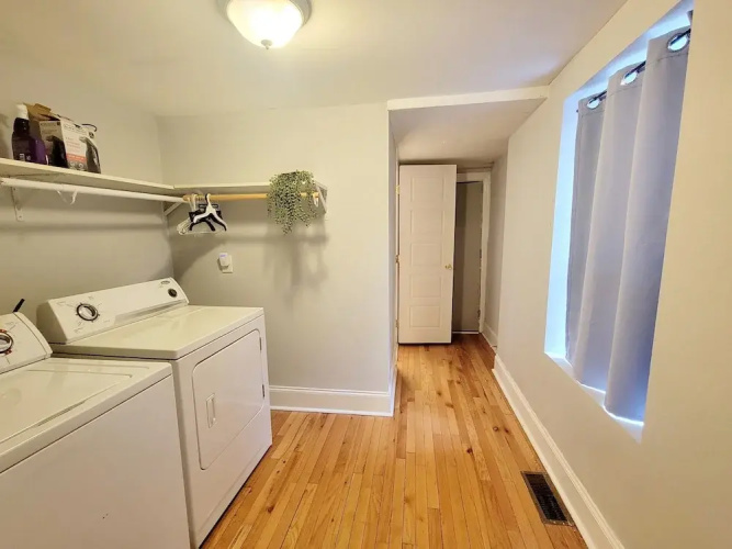 Entire House 1BD King Bed near Downtown