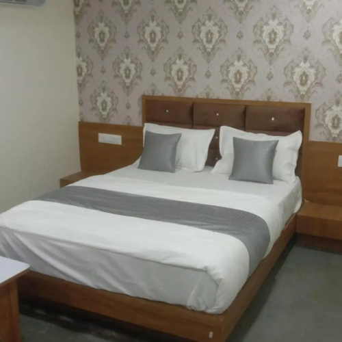 Hotel S G, Vadodara