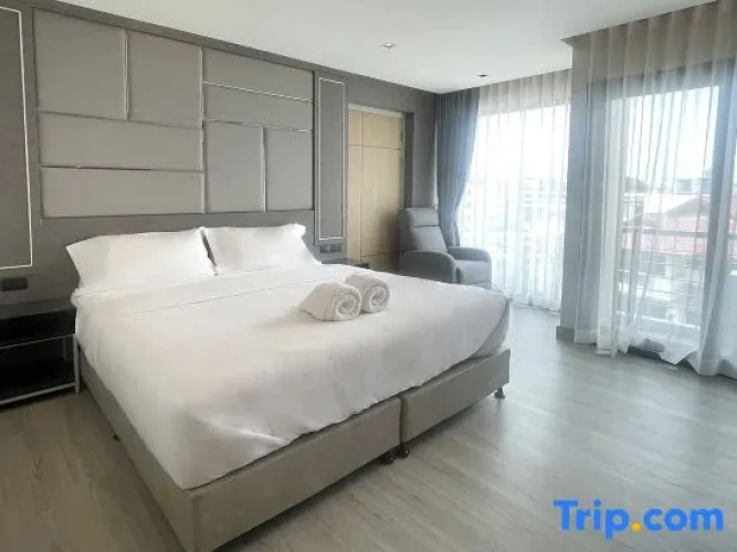 Deluxe Double room with city view