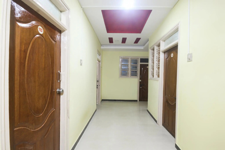 OYO 62733 Bs Residency