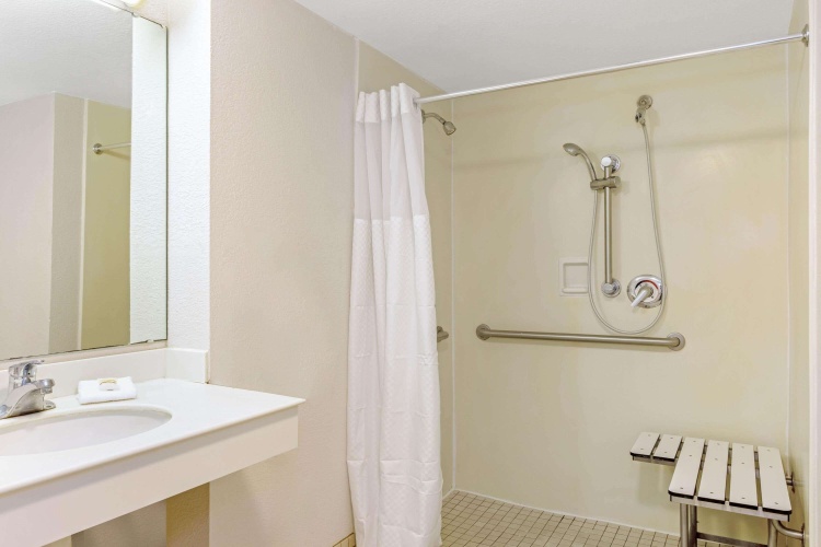 La Quinta Inn by Wyndham Orlando Airport West photo 10