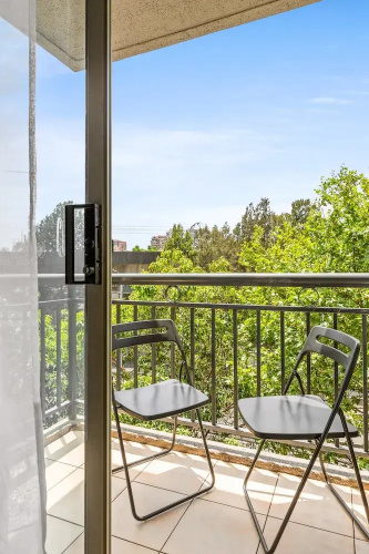 Green Views & Great Location: Inner-city 1-bed