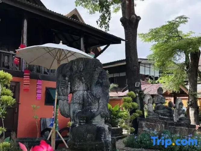 Thai Tom's Guesthouse