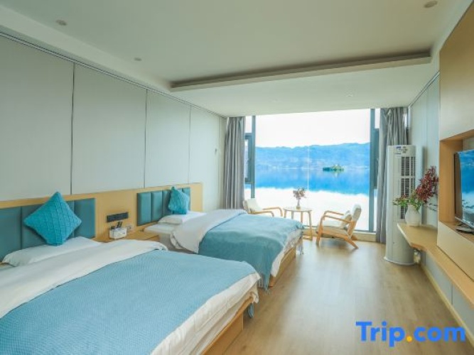 Standard room with lake view