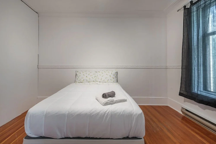 6 Bedrooms Bed in Dorm