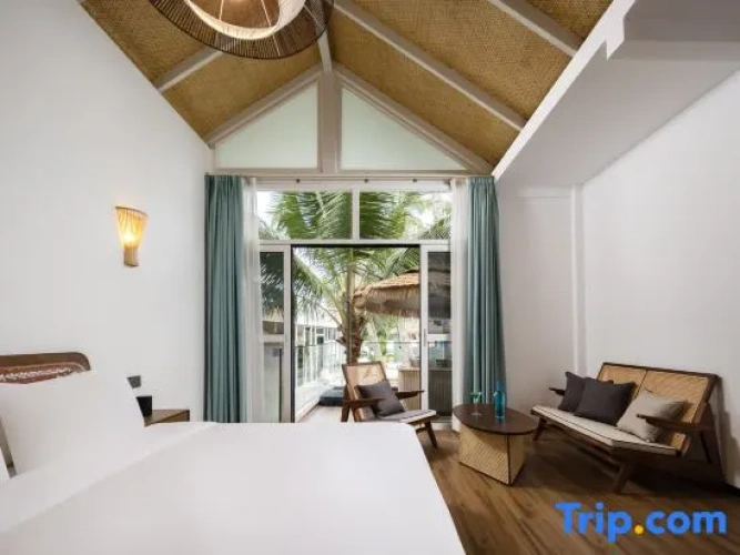 Standard room with pool view