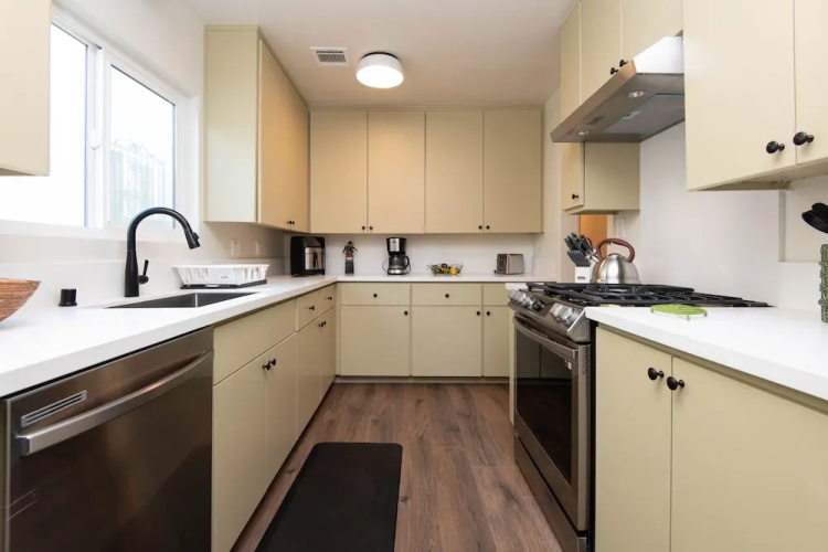 Stylish Apartment near Dodger St
