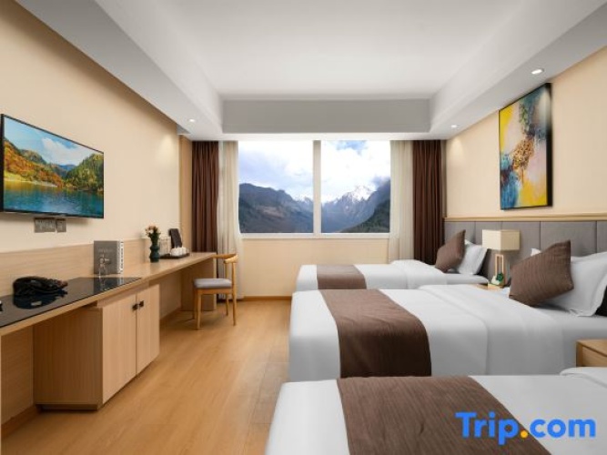Standard Triple room with view