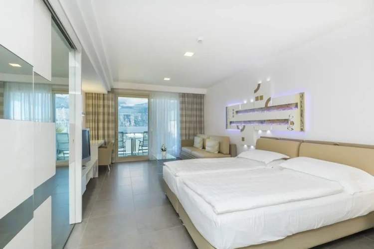 Junior Suite with balcony and with lake view