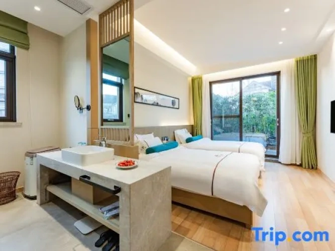 Standard Twin room with garden view