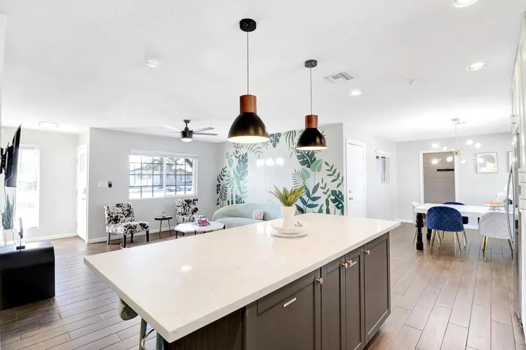 Karen in Phoenix With 4 Bedrooms and 2 Bathrooms