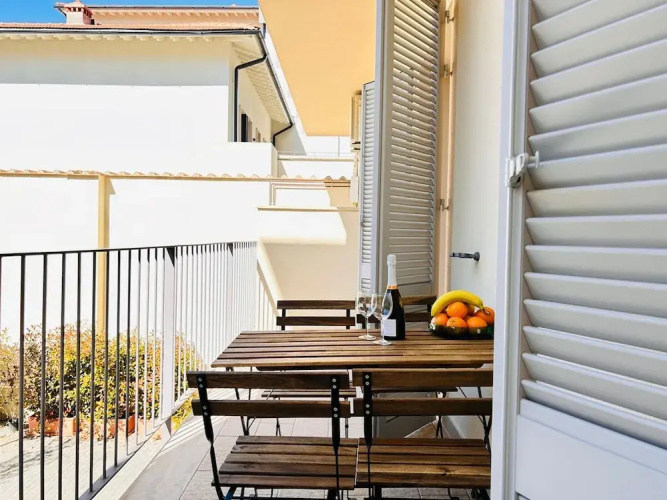 Moderno Bilocale con Terrazzo e Parcheggio