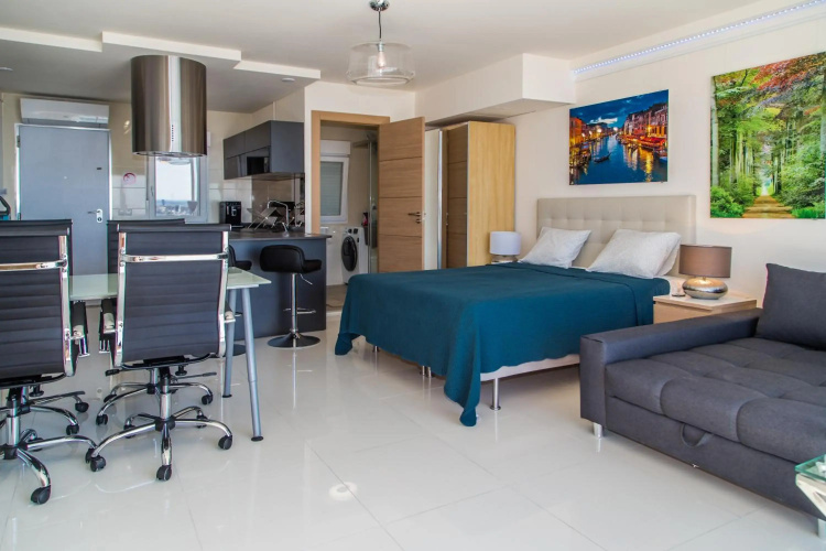 First Line P. Banus Sleeps 4