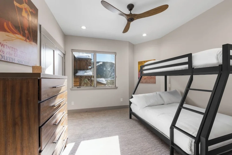 5 Bedrooms Cottage