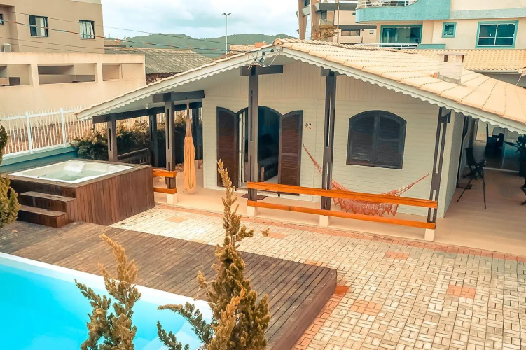 Piscina e jacuzzi a poucos metros do mar.