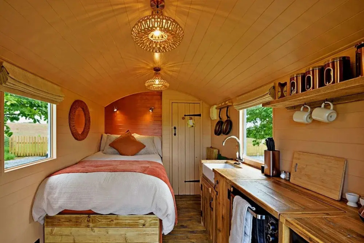 Shepherds Hut in Llyn With Snowdonia Views