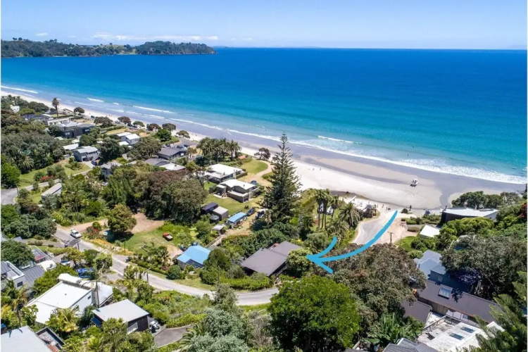 Moana Beach House - Absolute Beachfront