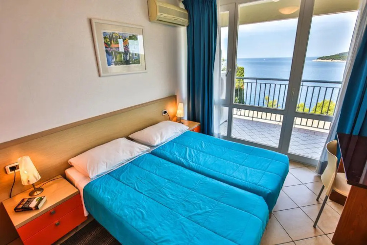 Splendid Golden Rocks Resort