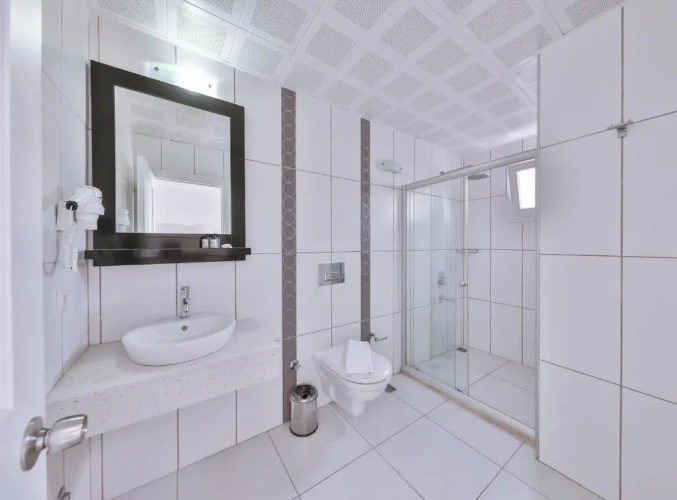Standard Triple room with partial sea view